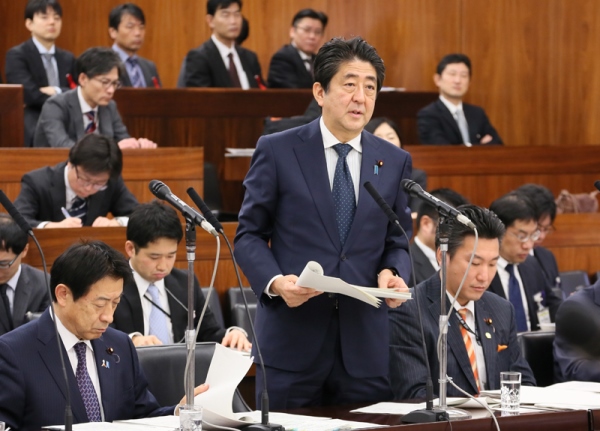 安倍总理出席了参议院厚生劳动委员会。