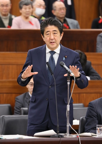 安倍总理出席了参议院厚生劳动委员会。