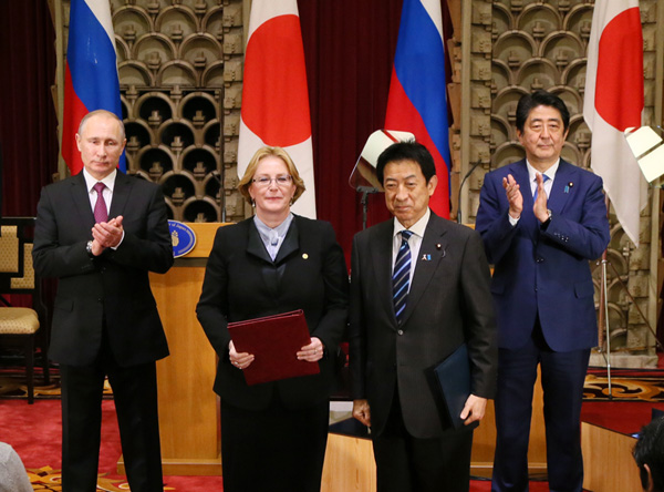 安倍总理在总理大臣官邸与俄罗斯总统普京举行了首脑会谈等。