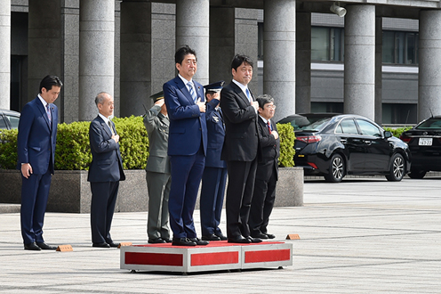 安倍总理在防卫省出席了第51次自卫队高级干部集会，并作了训示。