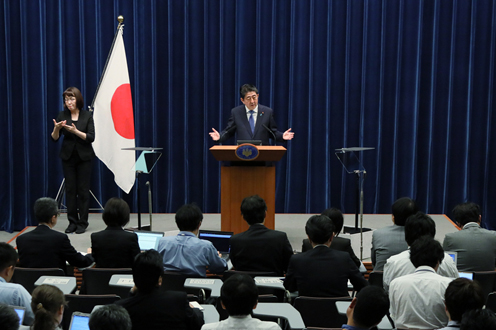 安倍总理在总理大臣官邸举行了记者招待会。