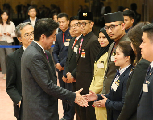 安倍总理在总理大臣官邸接受了参加“东南亚青年之船”青年代表等的拜访。