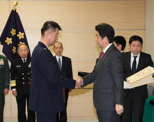 安倍总理在总理大臣官邸出席了自卫队纪念日・内阁总理大臣表彰仪式。