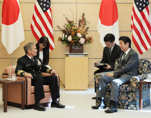 安倍总理在总理大臣官邸接受了美利坚合众国太平洋司令部司令哈里・B・哈里斯的拜会。