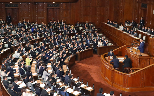 安倍总理在众议院全体会议及参议院全体会议上发表了第195届国会所信表明演说。