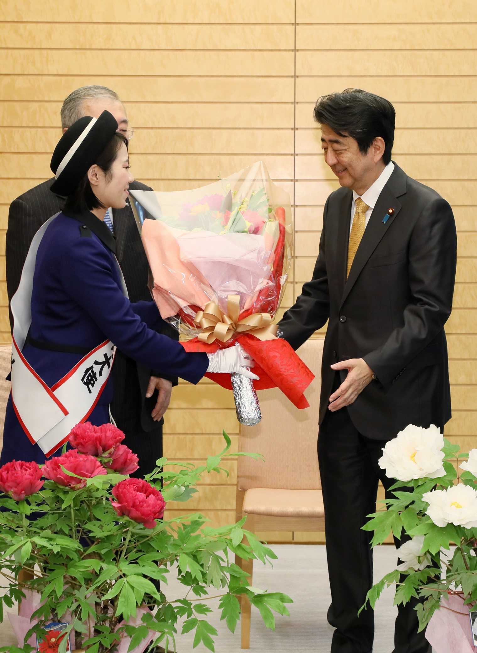 安倍总理在总理大臣官邸接受了岛根县松江市市长松浦正敬等赠送的大根岛牡丹。