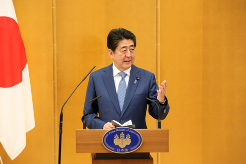 安倍总理在总理大臣官邸出席了第7届“日本制造业大奖表彰仪式及庆祝会”。