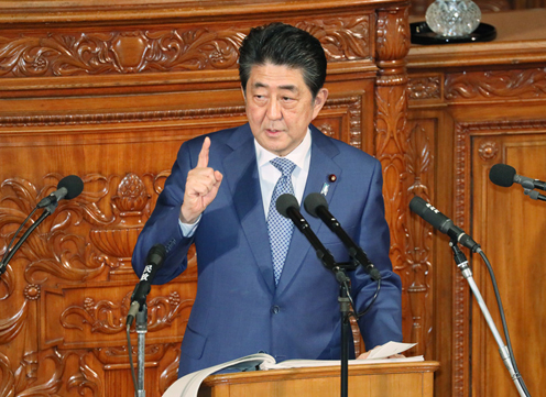 安倍总理在众议院全体会议及参议院全体会议上发表了第196届国会施政方针演说。