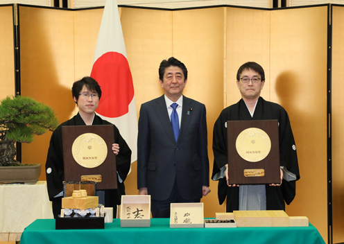 安倍总理在总理大臣官邸为羽生善治先生及井山裕太先生举行了国民荣誉奖表彰仪式，并颁发了奖状、奖牌及纪念品。