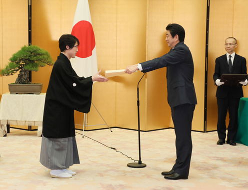 安倍总理在总理大臣官邸为羽生善治先生及井山裕太先生举行了国民荣誉奖表彰仪式，并颁发了奖状、奖牌及纪念品。