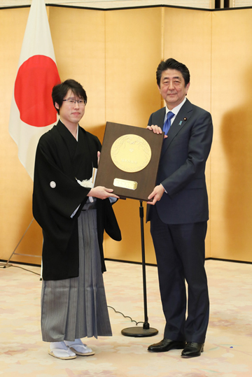 安倍总理在总理大臣官邸为羽生善治先生及井山裕太先生举行了国民荣誉奖表彰仪式，并颁发了奖状、奖牌及纪念品。