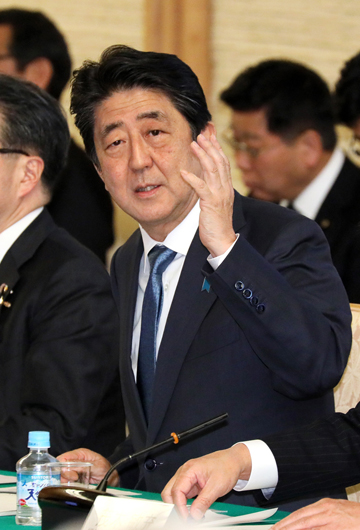 安倍总理在总理大臣官邸召开了提高生产效率国民运动推进协商会。