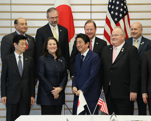 安倍总理在总理大臣官邸接受了美国议会日本研究小组访日议员团一行的拜会。