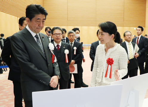 安倍总理在总理大臣官邸出席了第4届日本风险企业大奖表彰仪式。