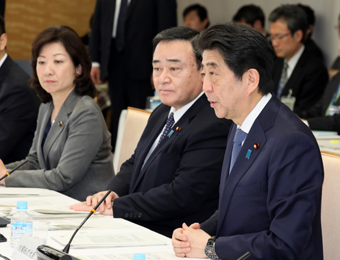 安倍总理在总理大臣官邸召开了第33次国家战略特别区域咨询会议。