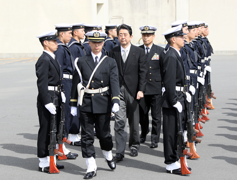 安倍总理视察了海上自卫队横须贺基地。