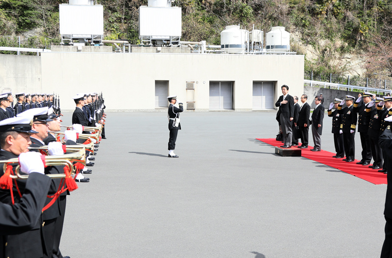 安倍总理视察了海上自卫队横须贺基地。