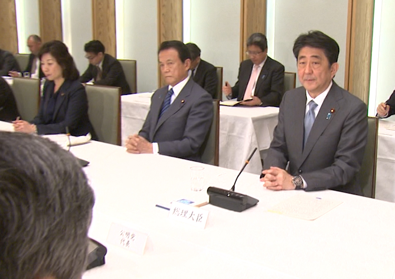 安倍总理在总理大臣官邸出席了政府执政党联络会议。