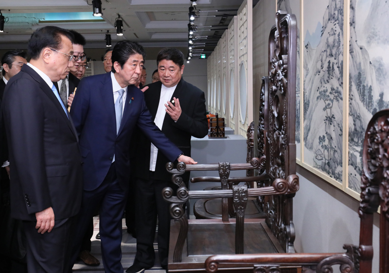 安倍总理参观中华文化展4