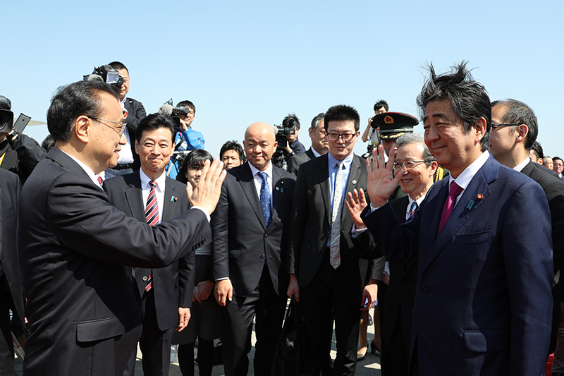 安倍总理在新千岁机场为李克强国务院总理送行