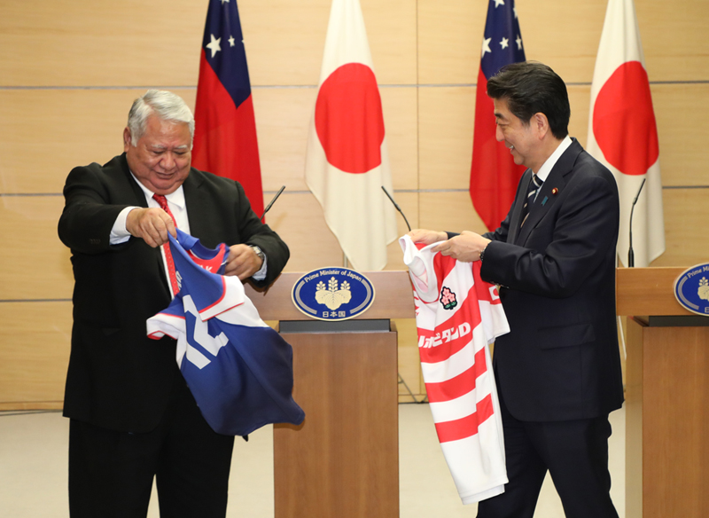 安倍总理在总理大臣官邸与萨摩亚独立国首相兼外交贸易部长图伊拉埃帕·法蒂亚洛法·卢佩索里艾·萨伊莱莱·马利埃莱额奥伊举行了首脑会谈等。