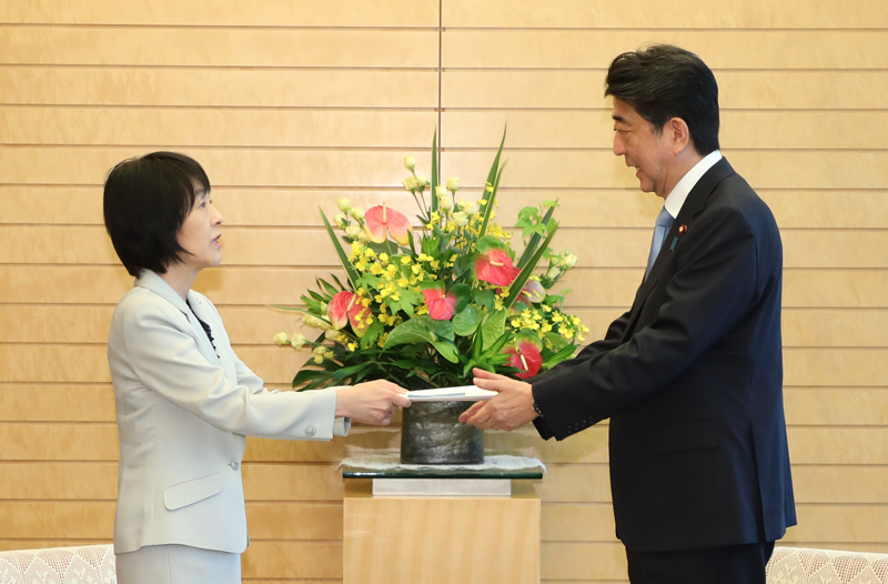 安倍总理在总理大臣官邸接受了会见北海道知事高桥春美等的拜访，并接收了有关北方领土问题的要求。