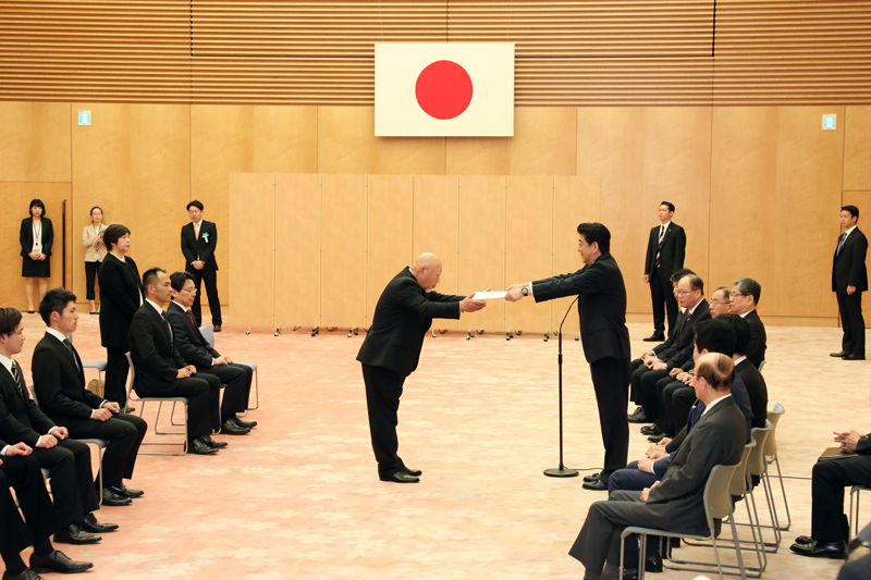 安倍总理在总理大臣官邸向不顾自己危险舍己救人的勇士们颁发了内阁总理大臣感谢状。