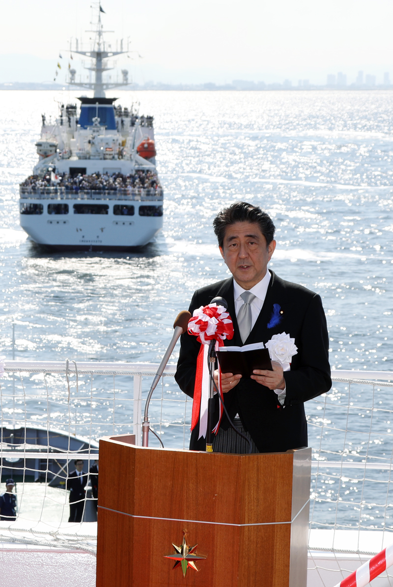 安倍总理出席了在东京湾举行的海上保安制度创立70周年纪念检阅仪式及综合训练。