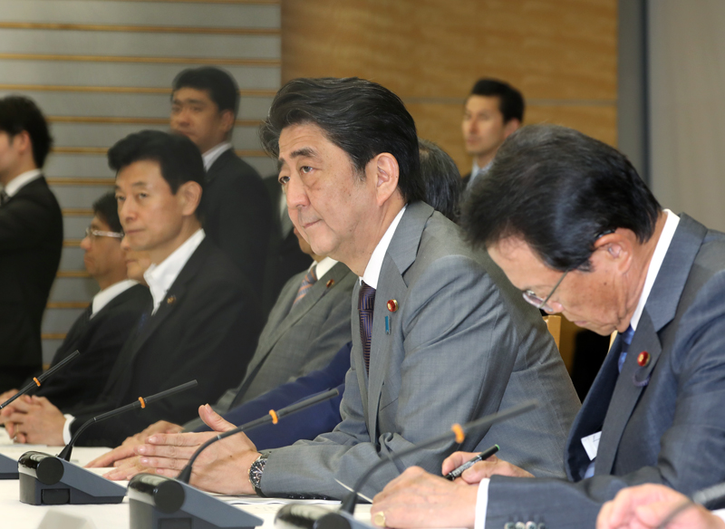 安倍总理在总理大臣官邸出席了有关每月例行经济报告等的相关阁僚会议。