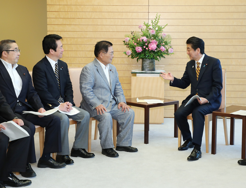 安倍总理在总理大臣官邸接收了自由民主党中小微企业政策调查会的建议。