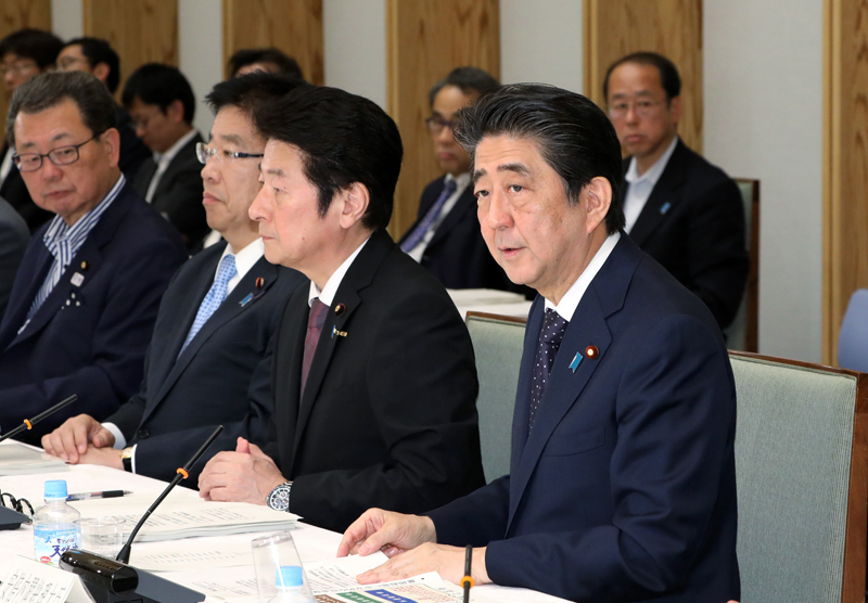 安倍总理在总理大臣官邸召开了第2次“日本一亿总活跃计划”后续会议。