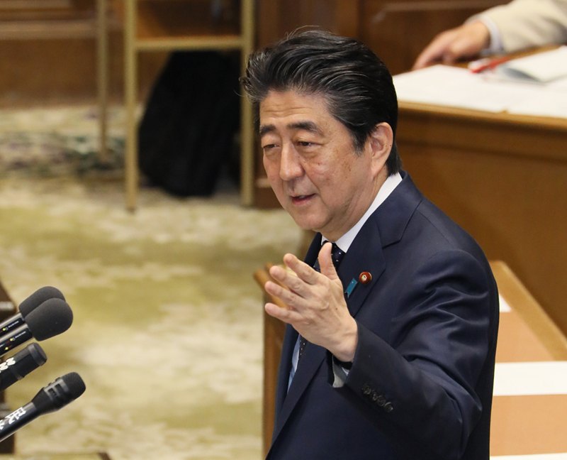 安倍总理在国家基本政策委员会联合审查会上进行了党首讨论。