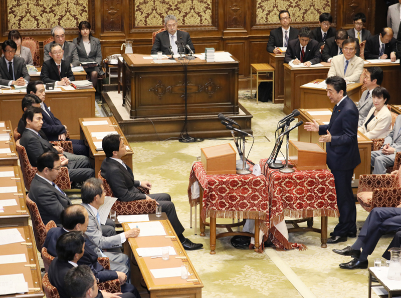 安倍总理在国家基本政策委员会联合审查会上进行了党首讨论。