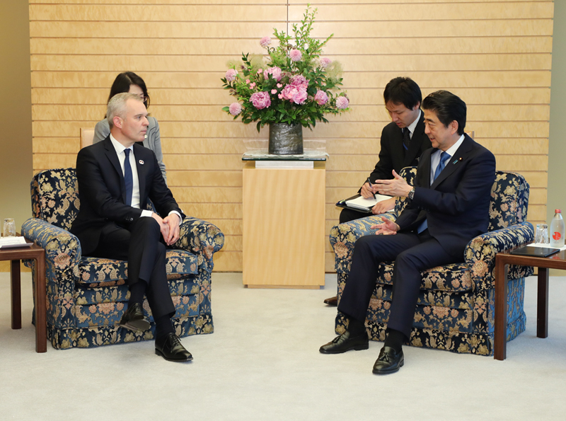 安倍总理在总理大臣官邸接受了法兰西共和国国民议会议长弗朗索瓦·德吕吉等的拜会。