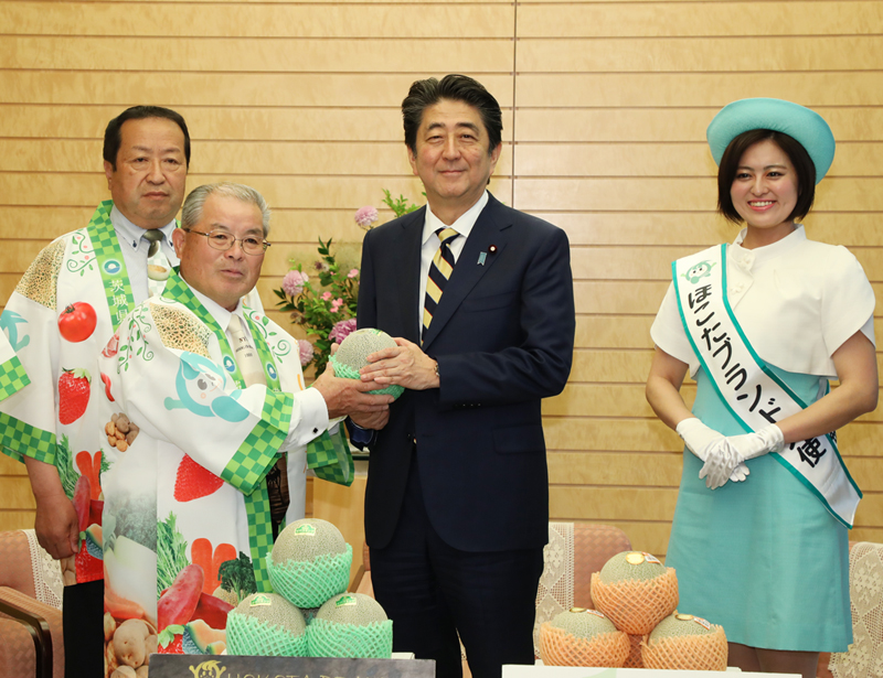 安倍总理在总理大臣官邸接受了茨城县鉾田市访问团的拜访。