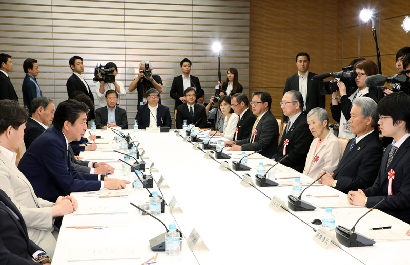 安倍总理在总理大臣官邸召开了人生100年时代构想会议。