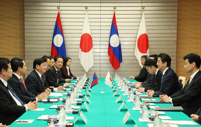 安倍总理在总理大臣官邸与老挝人民民主共和国首相通伦·西苏里举行了首脑会谈等。