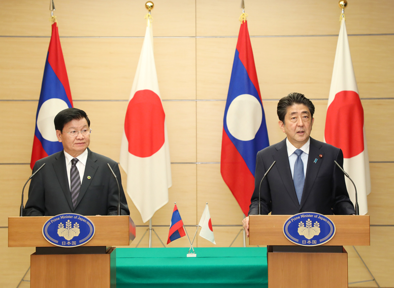 安倍总理在总理大臣官邸与老挝人民民主共和国首相通伦·西苏里举行了首脑会谈等。