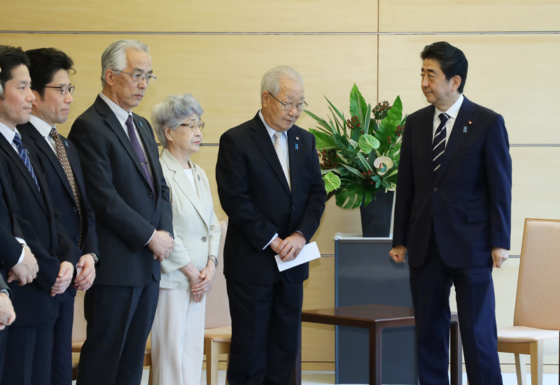 安倍总理在总理大臣官邸与被北朝鲜绑架受害者家属进行了会面。