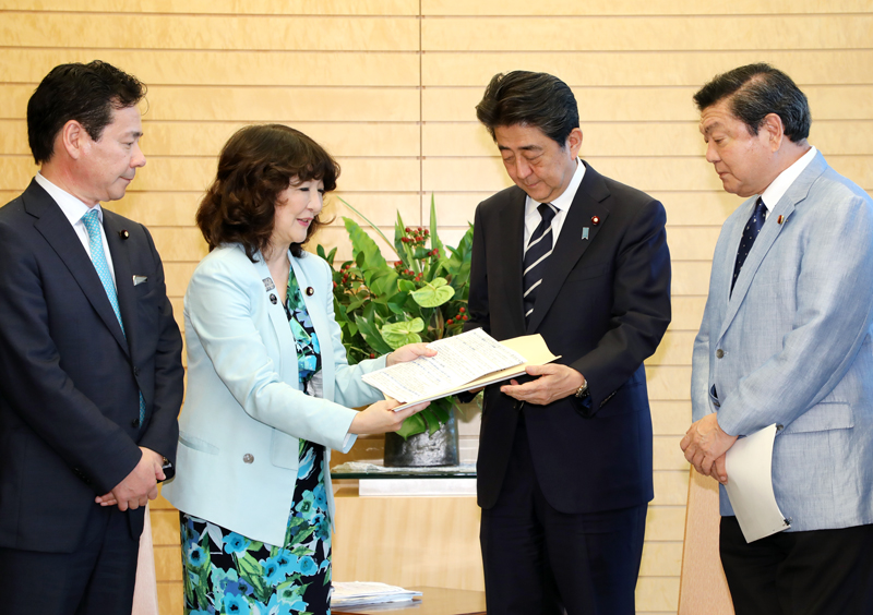 安倍总理在总理大臣官邸接收了自由民主党可再生能源普及扩大委员会的建议。