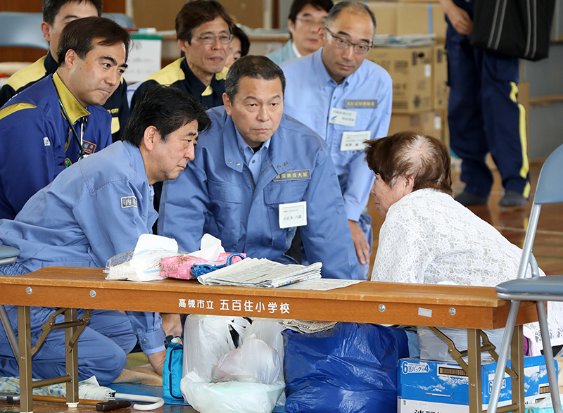 安倍总理为了视察震源位于大阪府北部的地震受灾状况，访问了大阪府。