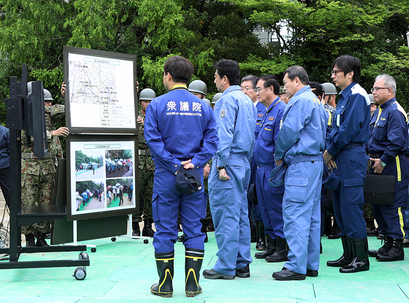 安倍总理为了视察震源位于大阪府北部的地震受灾状况，访问了大阪府。