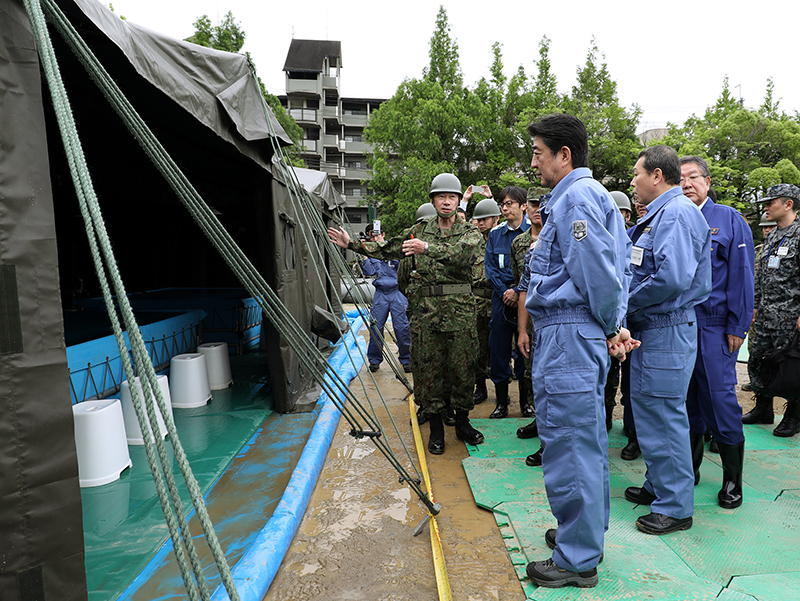 安倍总理为了视察震源位于大阪府北部的地震受灾状况，访问了大阪府。