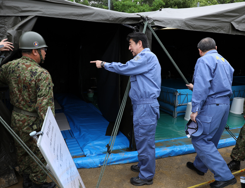 安倍总理为了视察震源位于大阪府北部的地震受灾状况，访问了大阪府。