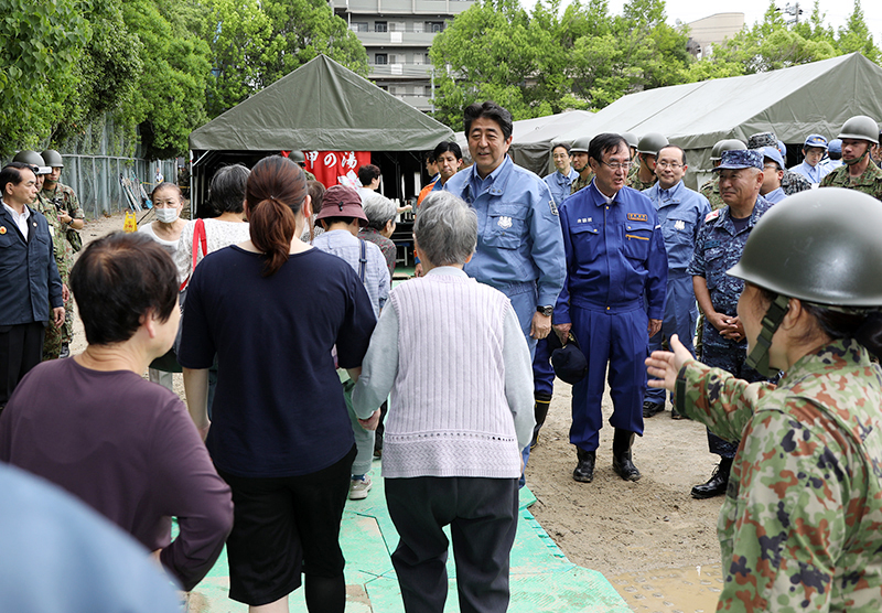 安倍总理为了视察震源位于大阪府北部的地震受灾状况，访问了大阪府。