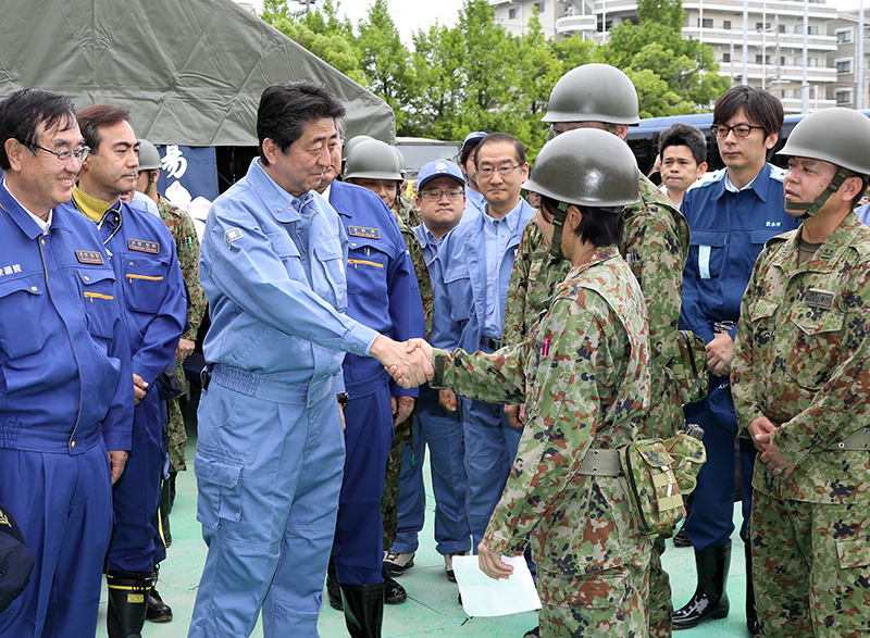 安倍总理为了视察震源位于大阪府北部的地震受灾状况，访问了大阪府。