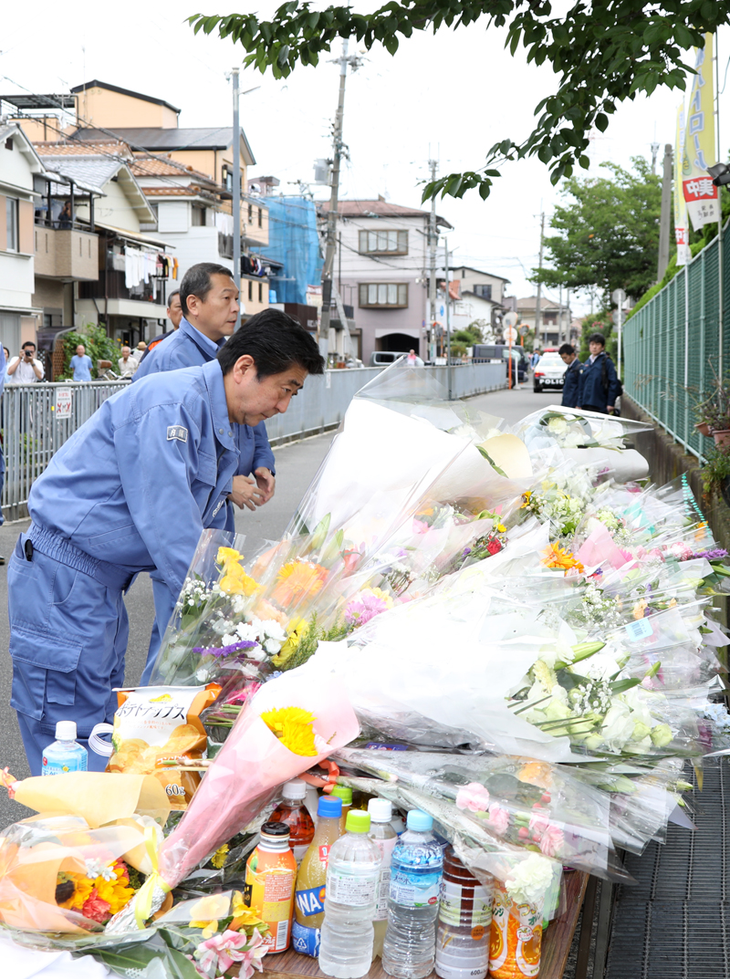 安倍总理为了视察震源位于大阪府北部的地震受灾状况，访问了大阪府。