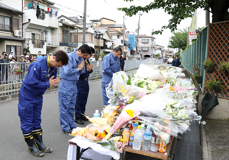 安倍总理为了视察震源位于大阪府北部的地震受灾状况，访问了大阪府。