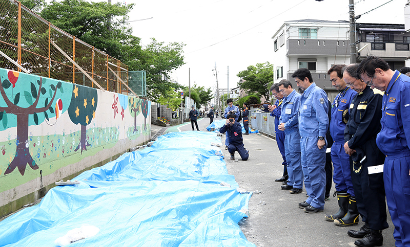 安倍总理为了视察震源位于大阪府北部的地震受灾状况，访问了大阪府。