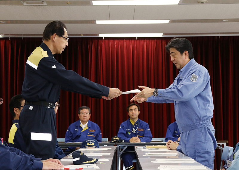 安倍总理为了视察震源位于大阪府北部的地震受灾状况，访问了大阪府。